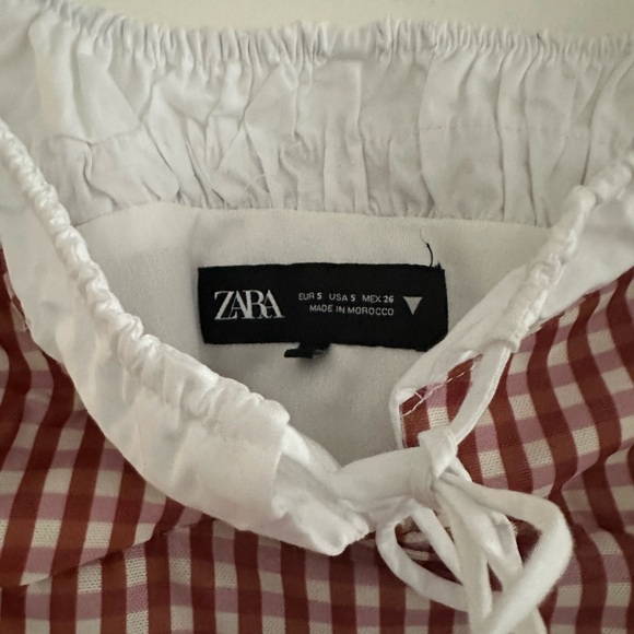 ZARA Gingham Corset Style Top Red & White Check |
Corset-style silhouette - Picture 2 of 4